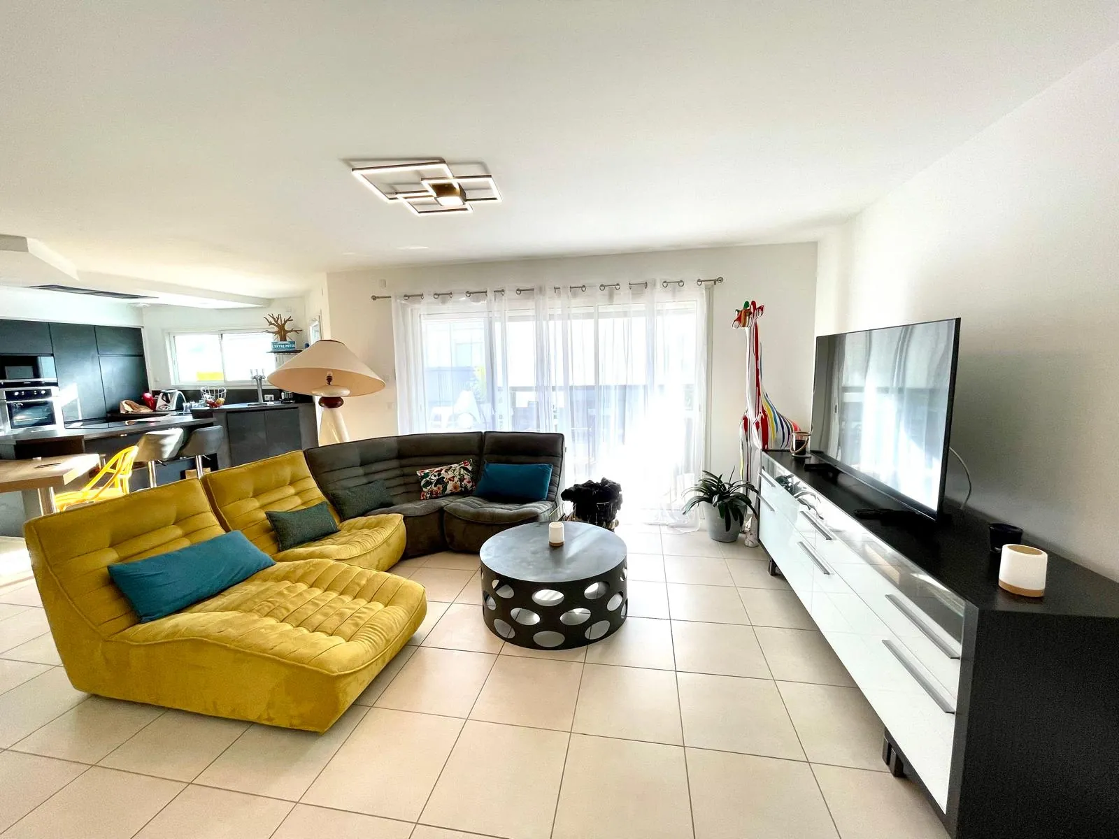 Maison de plain-pied moderne à Riorges de 105 m² avec terrasse et jardin arboré 