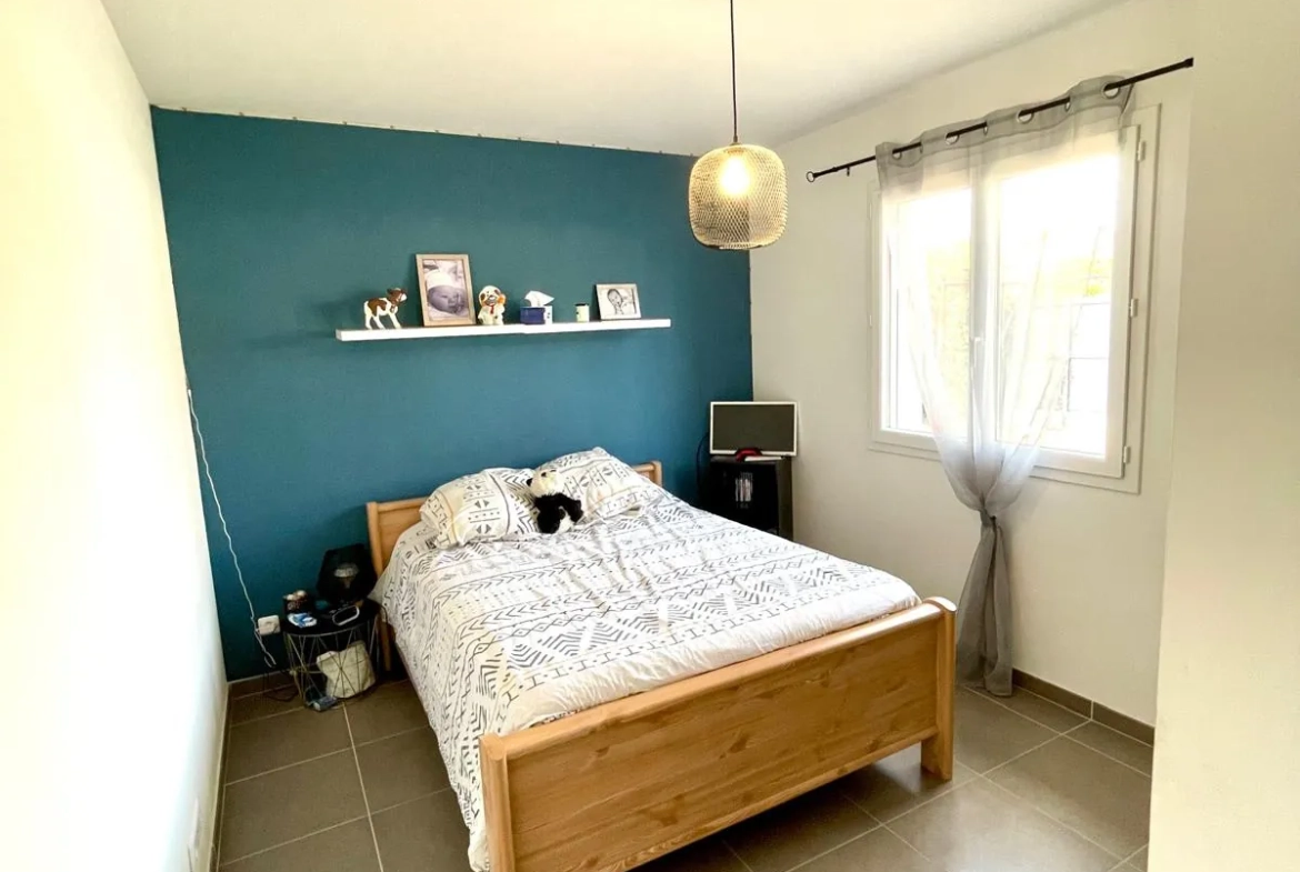 Maison de plain-pied moderne à Riorges de 105 m² avec terrasse et jardin arboré 
