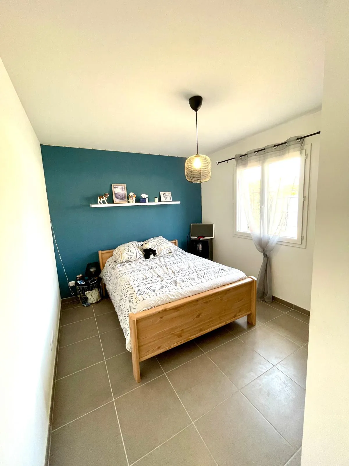Maison de plain-pied moderne à Riorges de 105 m² avec terrasse et jardin arboré 