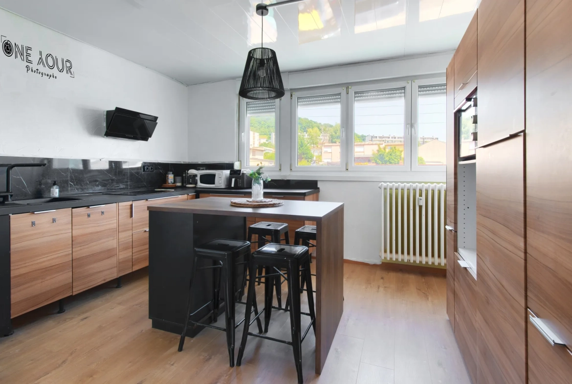 Bel appartement rénové avec 2 chambres et véranda à Thionville 