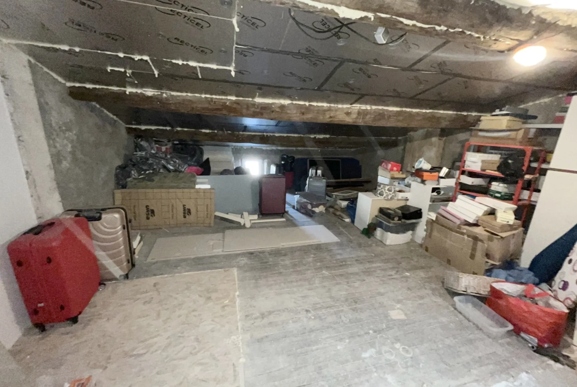 Maison de ville rénovée avec cour sud à Lezignan Corbières, 4 chambres 