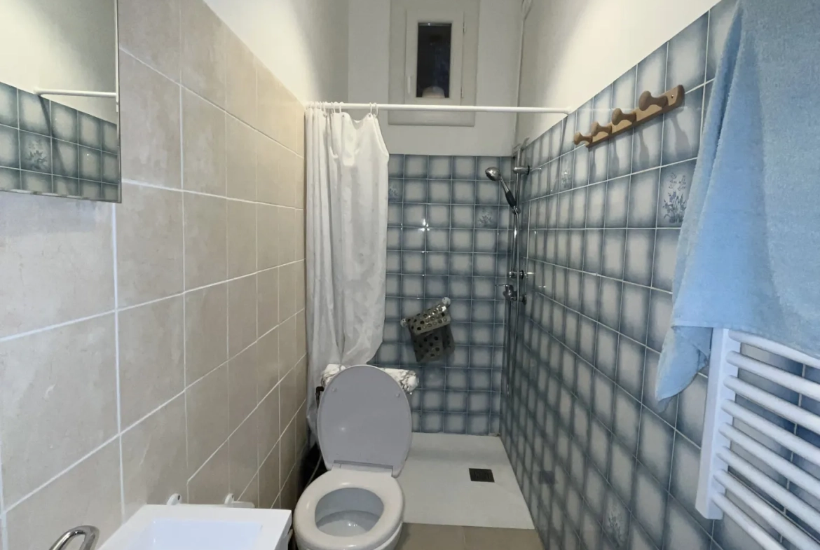 Maison de ville rénovée avec cour sud à Lezignan Corbières, 4 chambres 