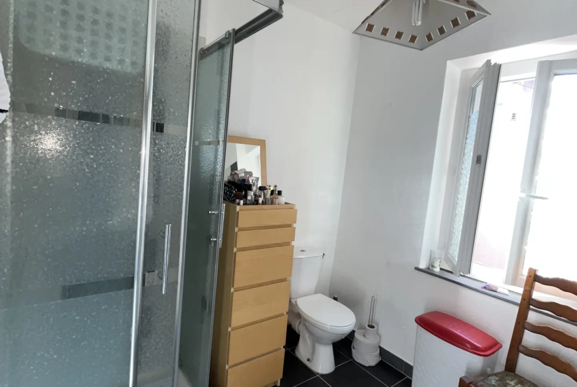 Maison de ville rénovée avec cour sud à Lezignan Corbières, 4 chambres 