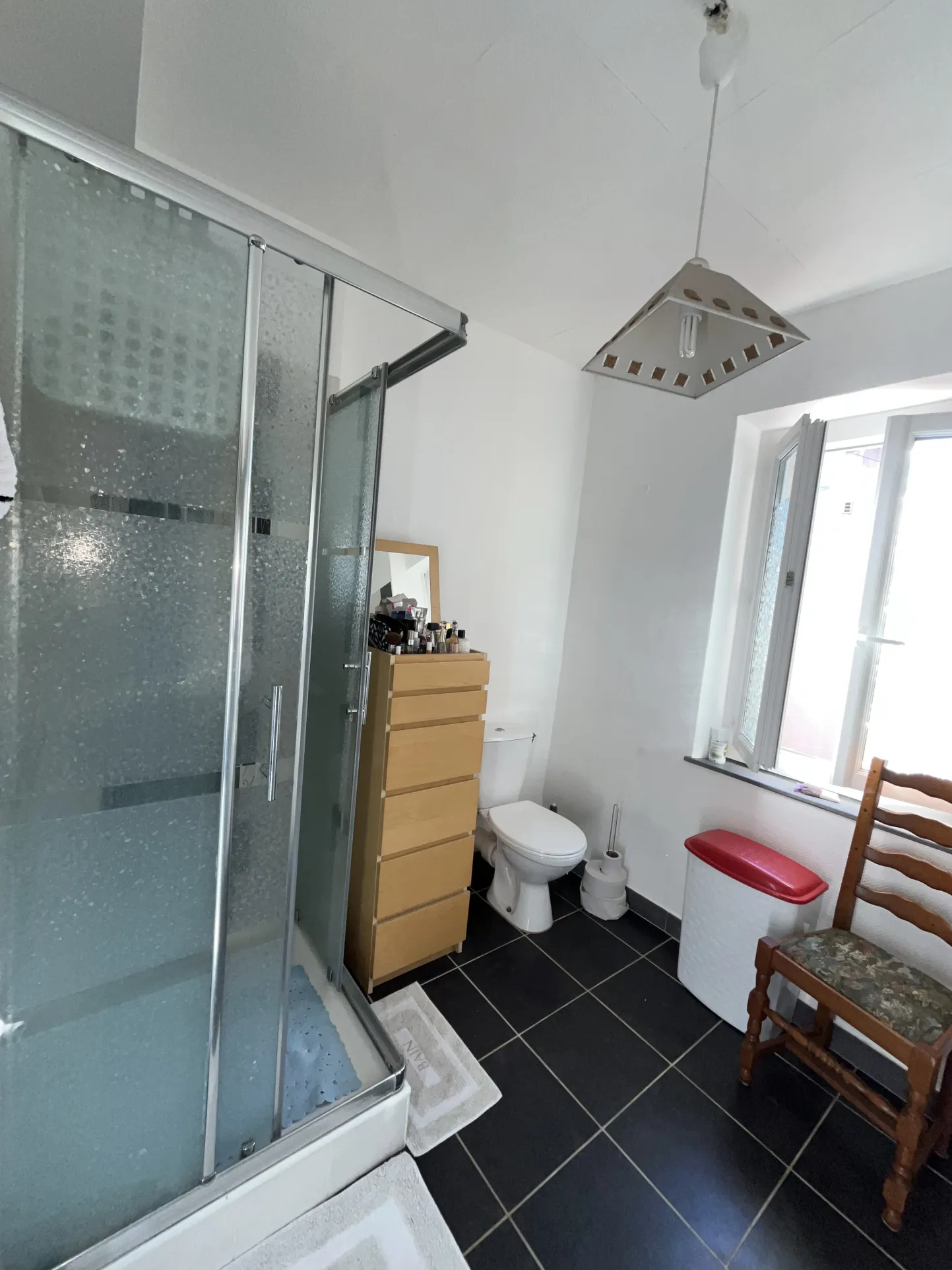Maison de ville rénovée avec cour sud à Lezignan Corbières, 4 chambres 