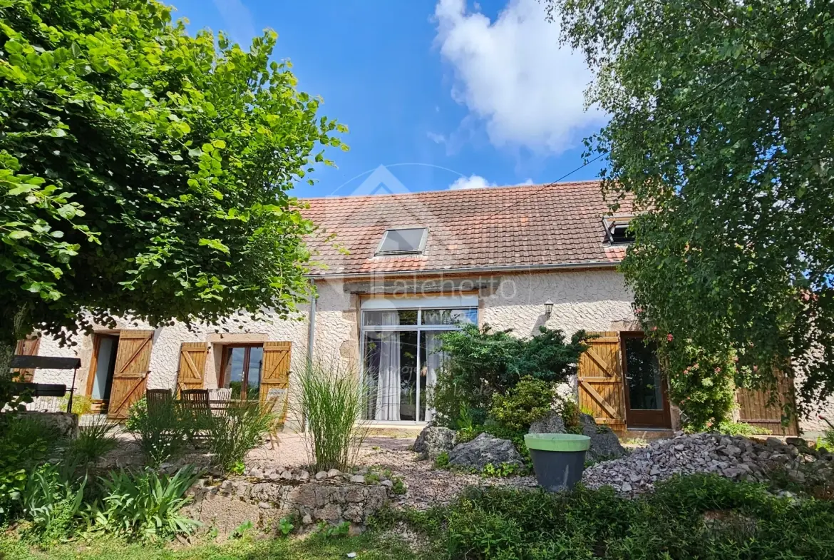 Maison authentique de 145m² à Lapalisse avec terrasses et garage 
