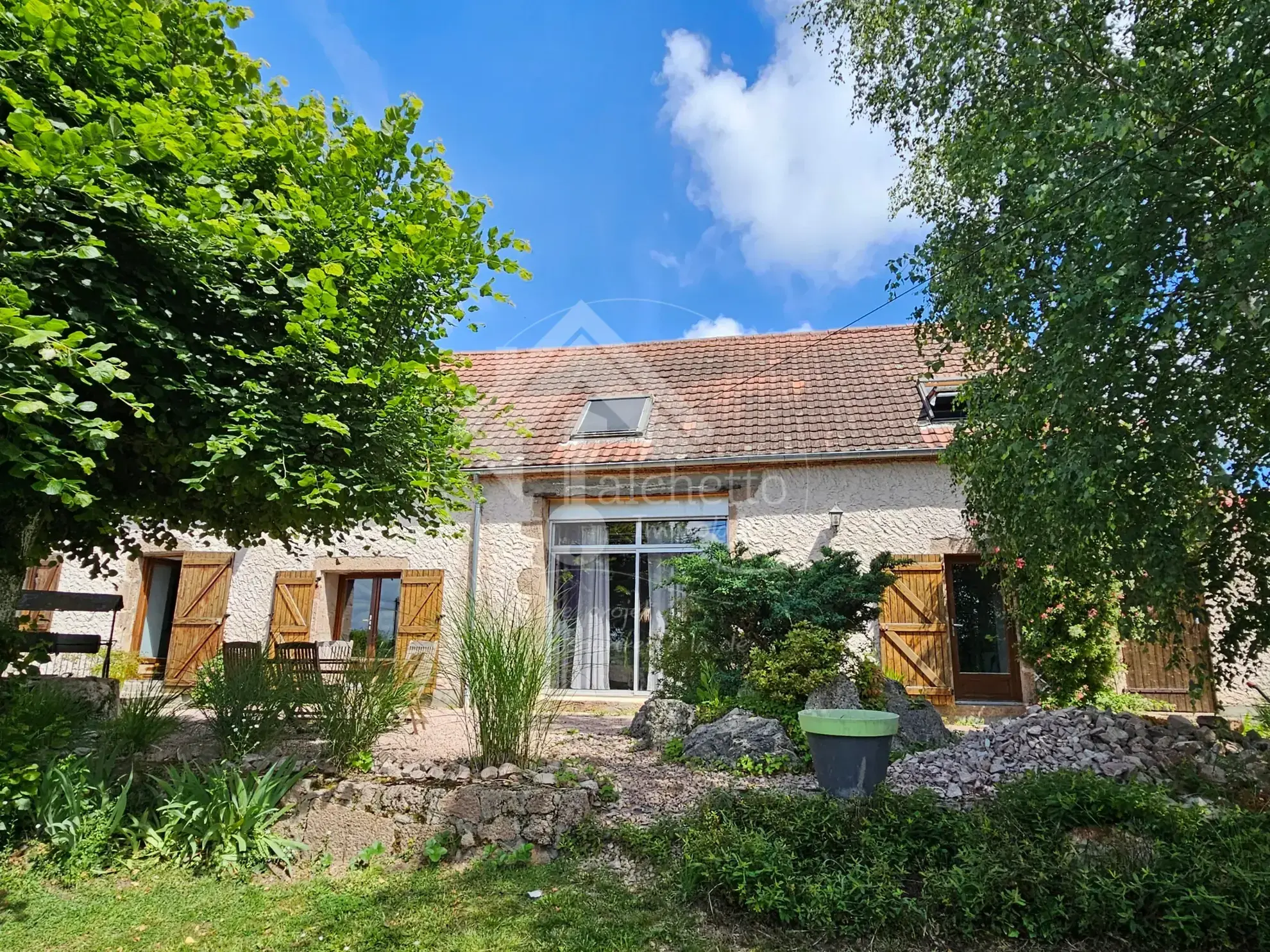 Maison authentique de 145m² à Lapalisse avec terrasses et garage 