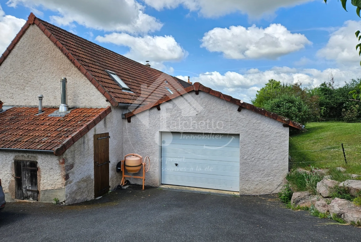 Maison authentique de 145m² à Lapalisse avec terrasses et garage 