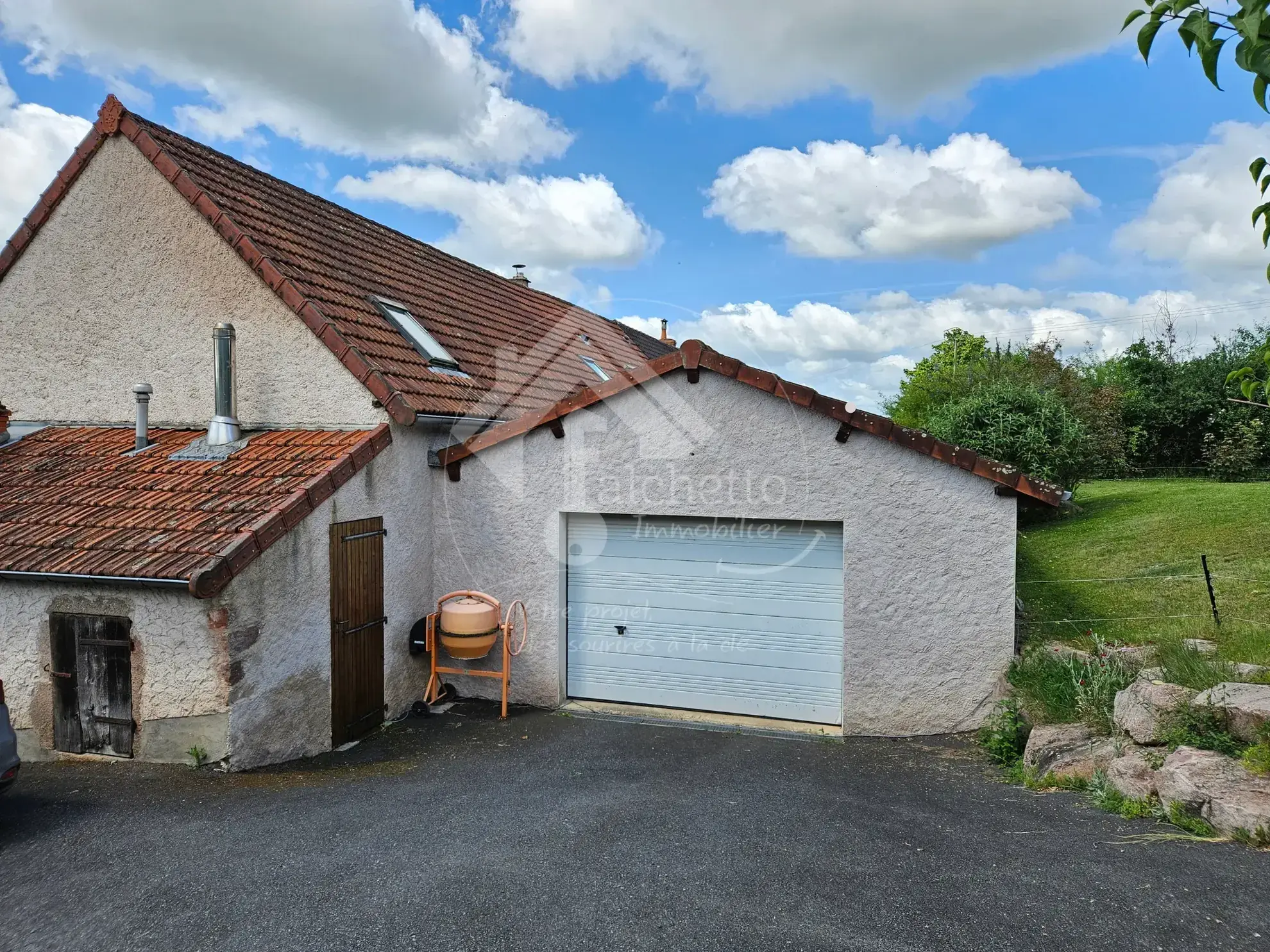 Maison authentique de 145m² à Lapalisse avec terrasses et garage 