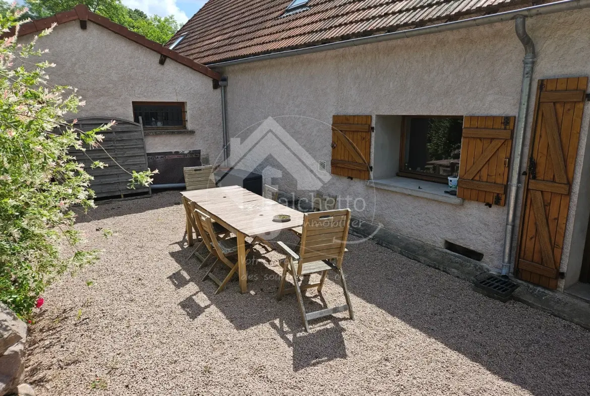 Maison authentique de 145m² à Lapalisse avec terrasses et garage 