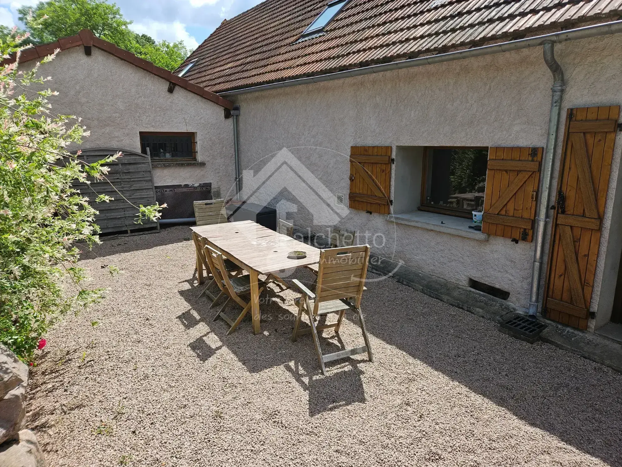 Maison authentique de 145m² à Lapalisse avec terrasses et garage 