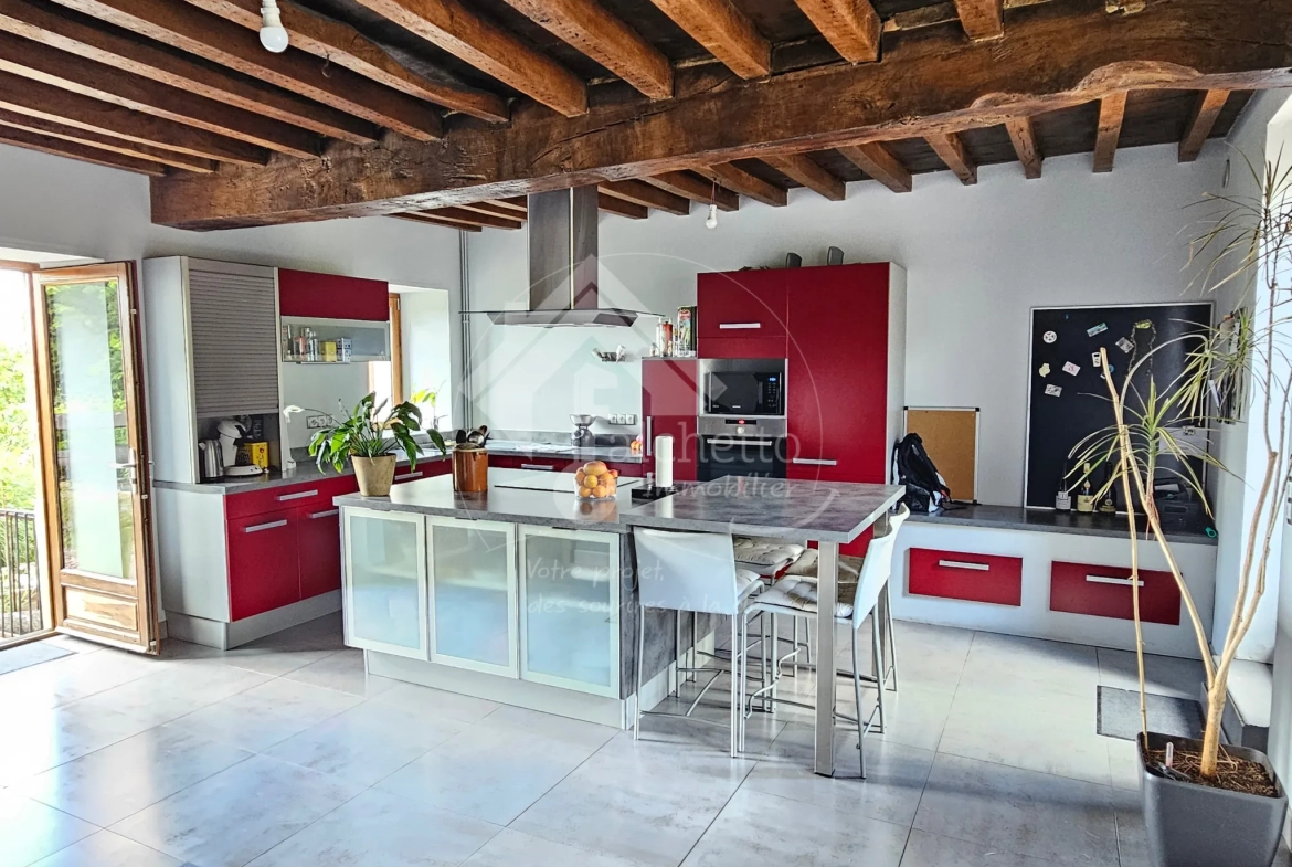 Maison authentique de 145m² à Lapalisse avec terrasses et garage 