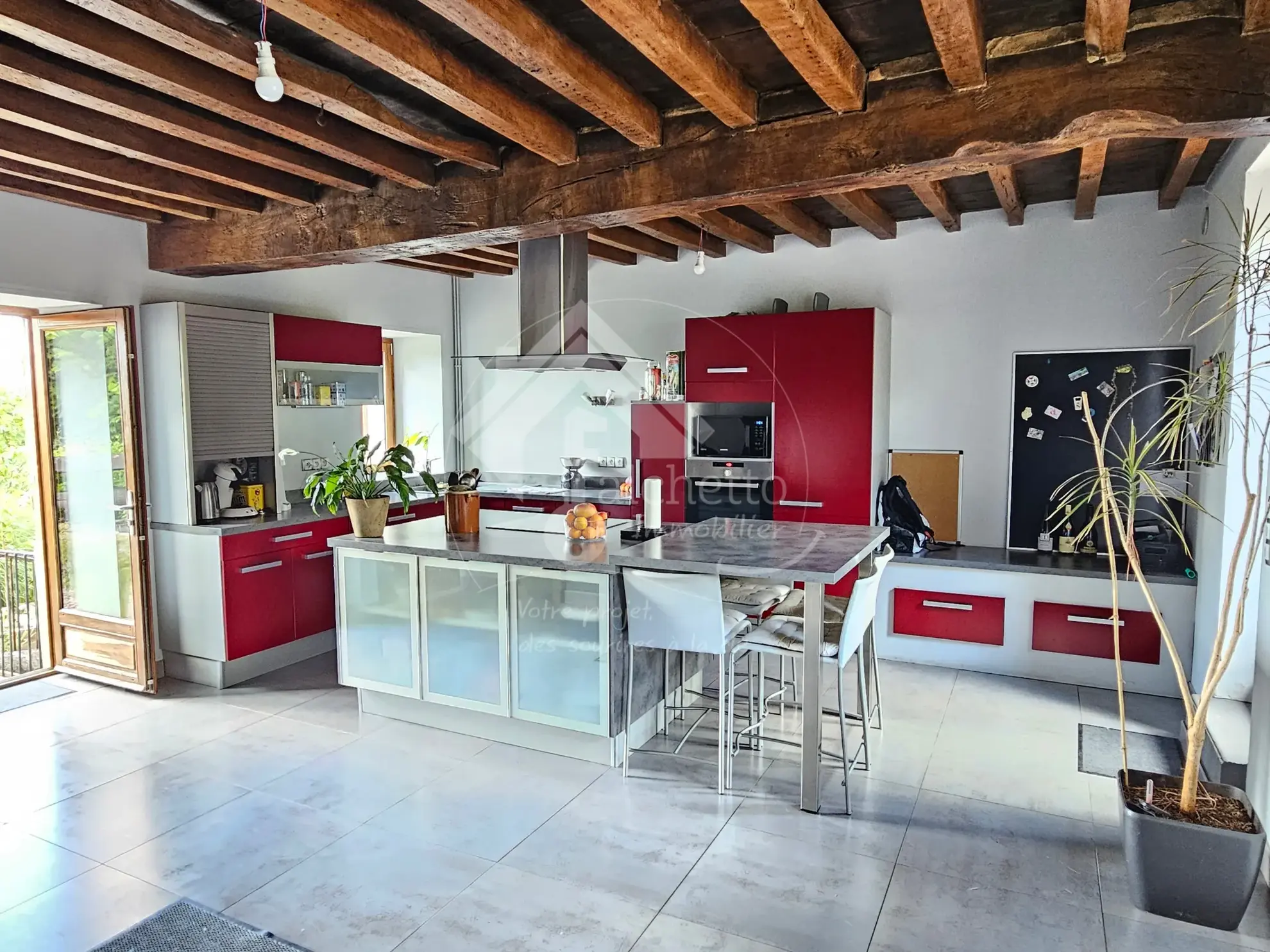 Maison authentique de 145m² à Lapalisse avec terrasses et garage 