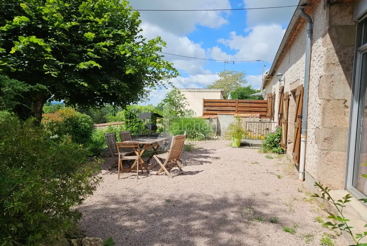 Maison authentique de 145m² à Lapalisse avec terrasses et garage 