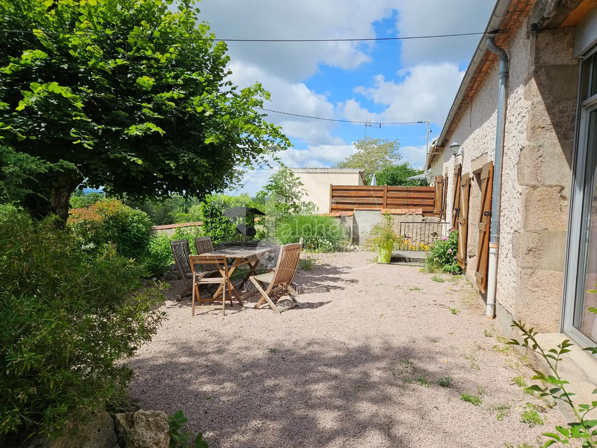 Maison authentique de 145m² à Lapalisse avec terrasses et garage 