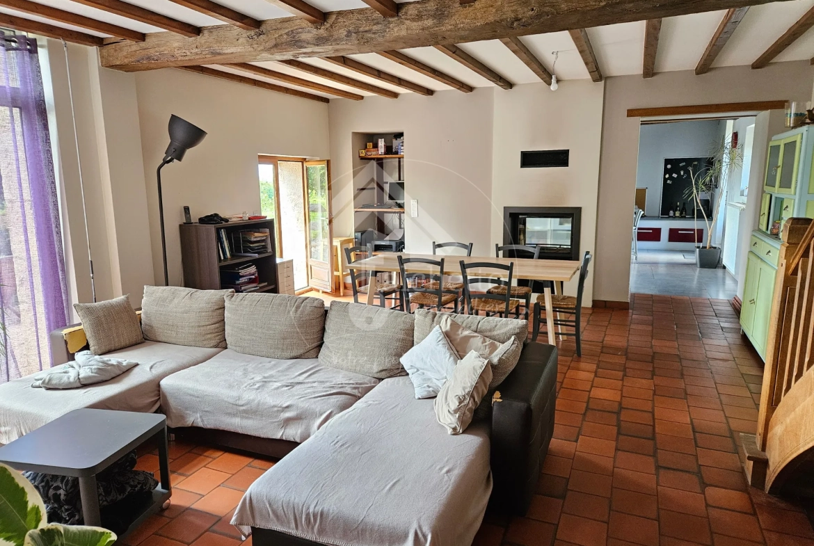 Maison authentique de 145m² à Lapalisse avec terrasses et garage 
