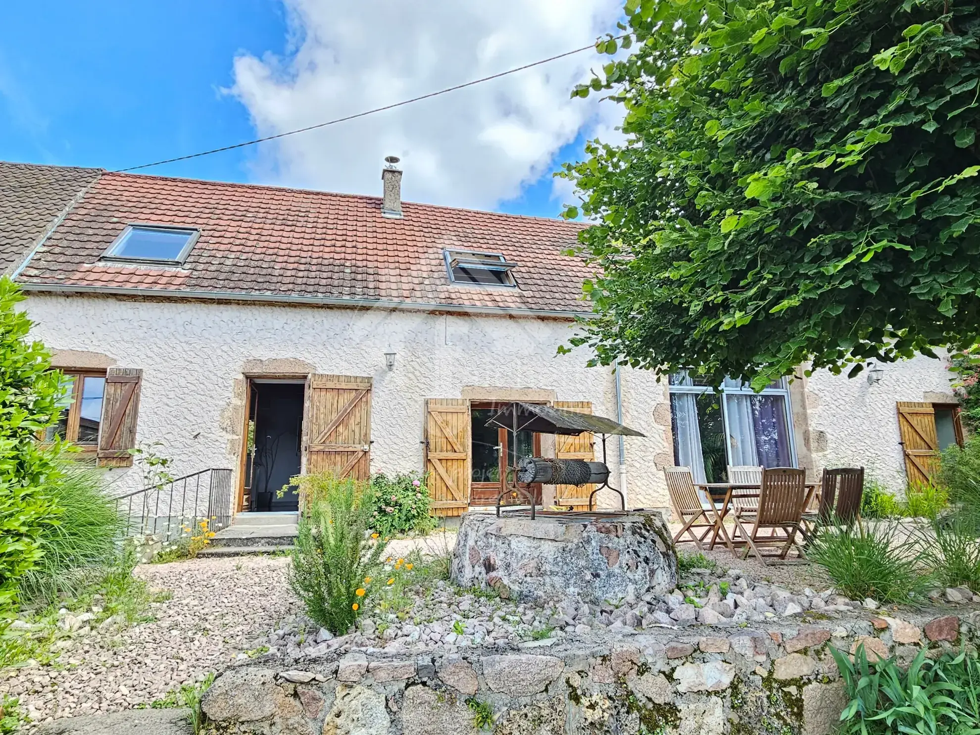 Maison authentique de 145m² à Lapalisse avec terrasses et garage 