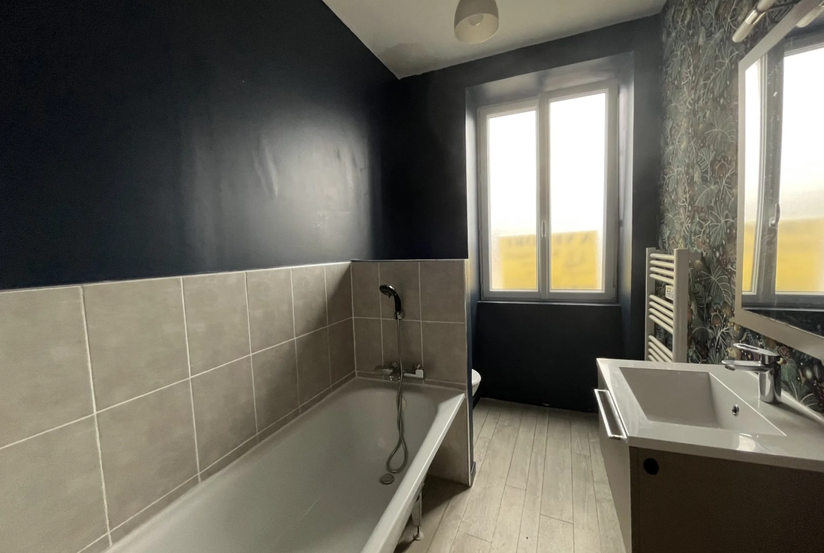 Maison de maître à vendre à Villeneuve en Perseigne – 184 m² avec garage et grenier aménageable 