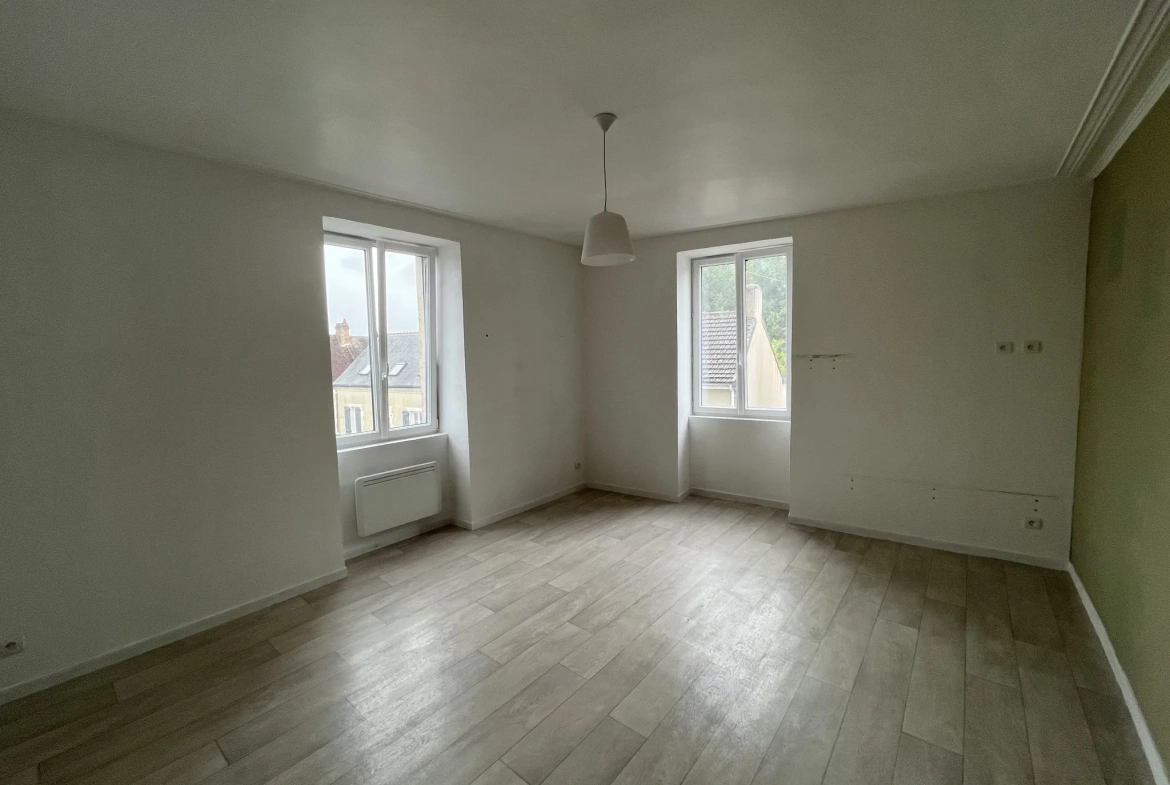 Maison de maître à vendre à Villeneuve en Perseigne – 184 m² avec garage et grenier aménageable 