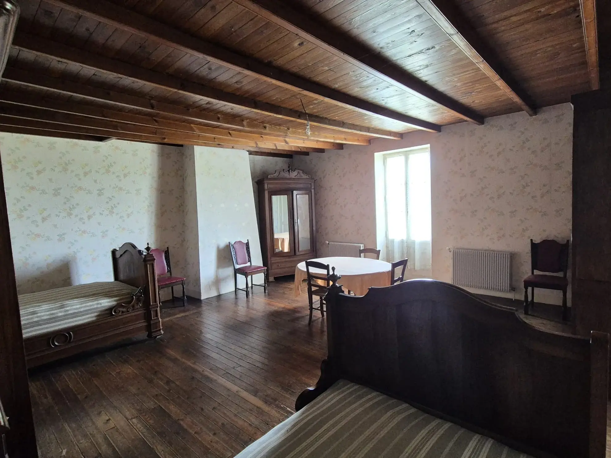 Spacieuse maison en pierre avec grand terrain et dépendances à Loubens 