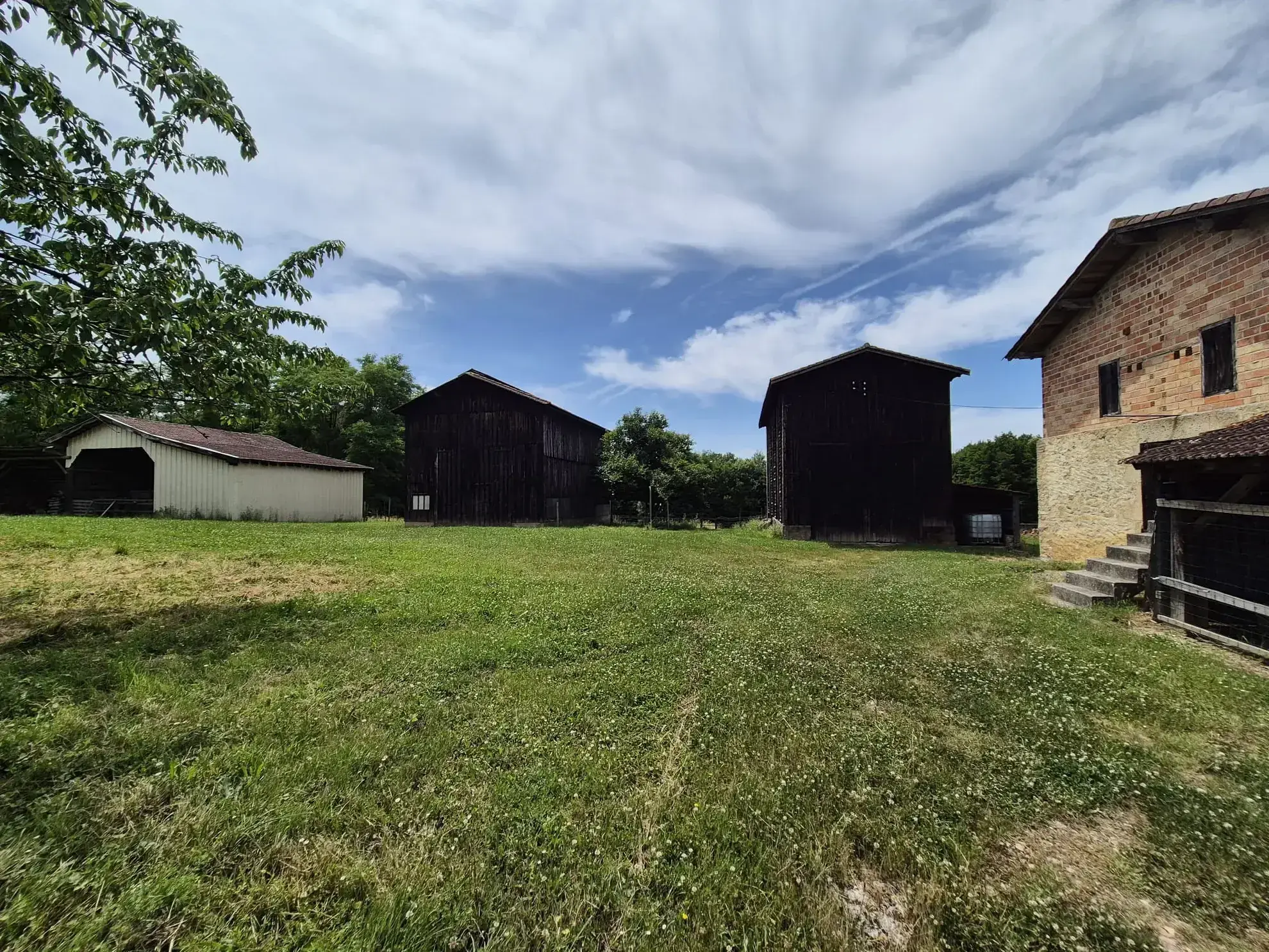 Spacieuse maison en pierre avec grand terrain et dépendances à Loubens 