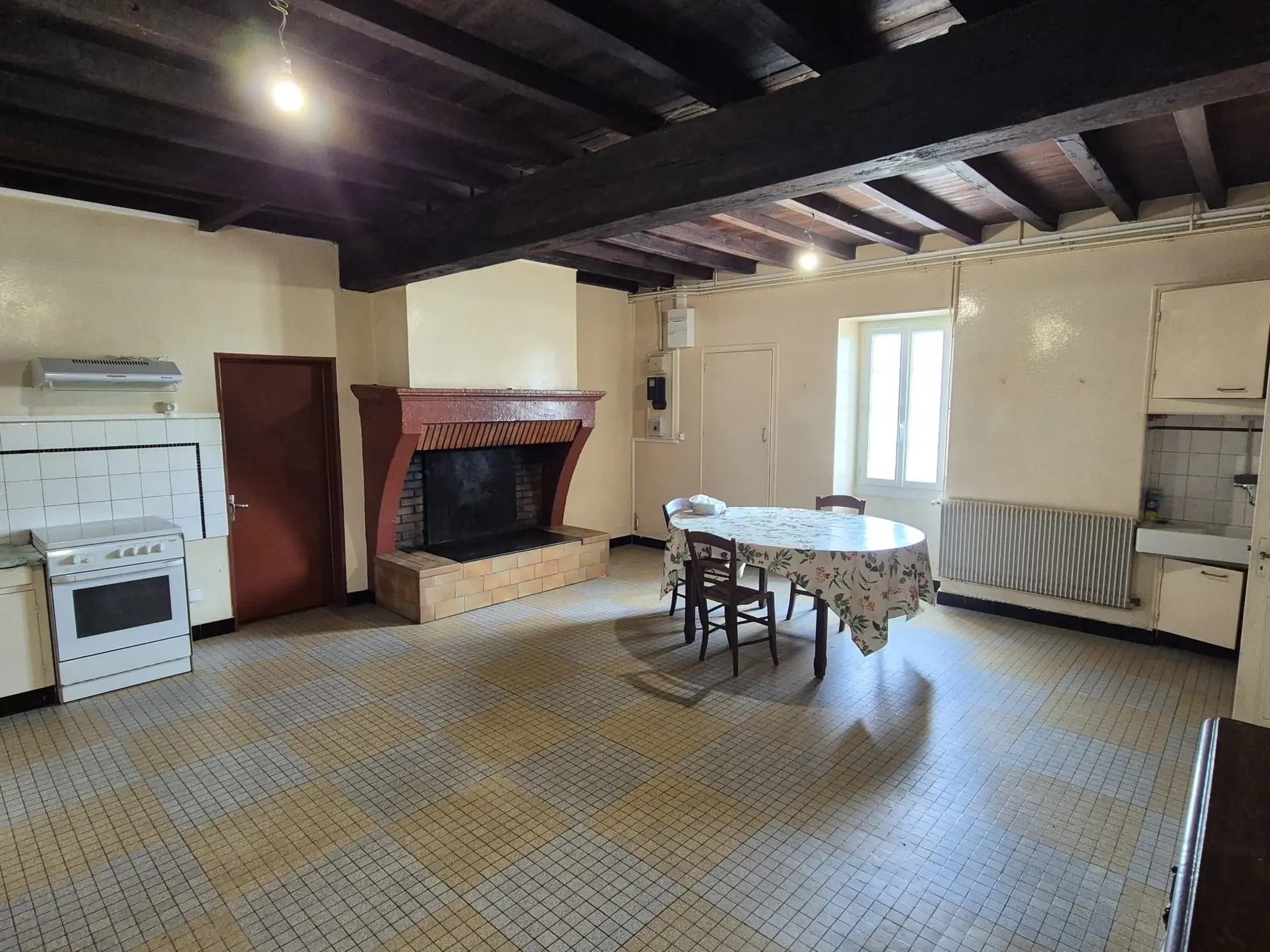 Spacieuse maison en pierre avec grand terrain et dépendances à Loubens 
