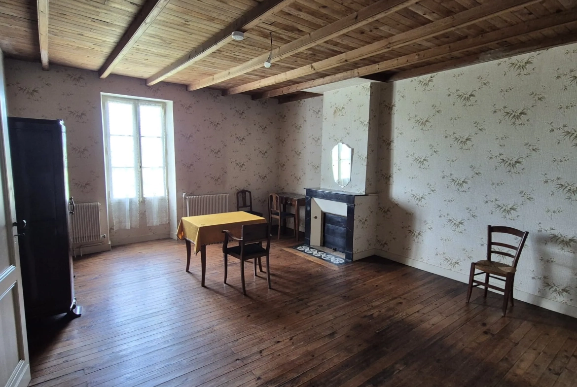 Spacieuse maison en pierre avec grand terrain et dépendances à Loubens 