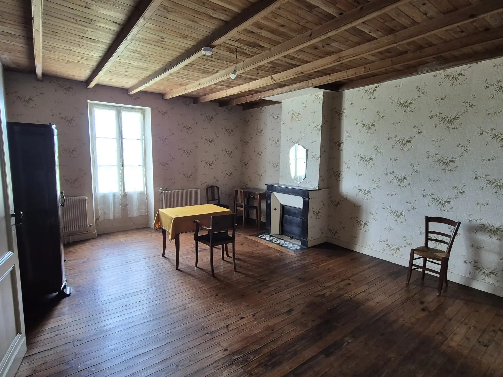 Spacieuse maison en pierre avec grand terrain et dépendances à Loubens 