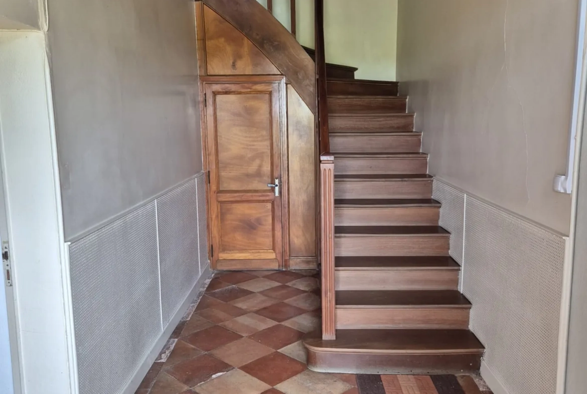 Spacieuse maison en pierre avec grand terrain et dépendances à Loubens 