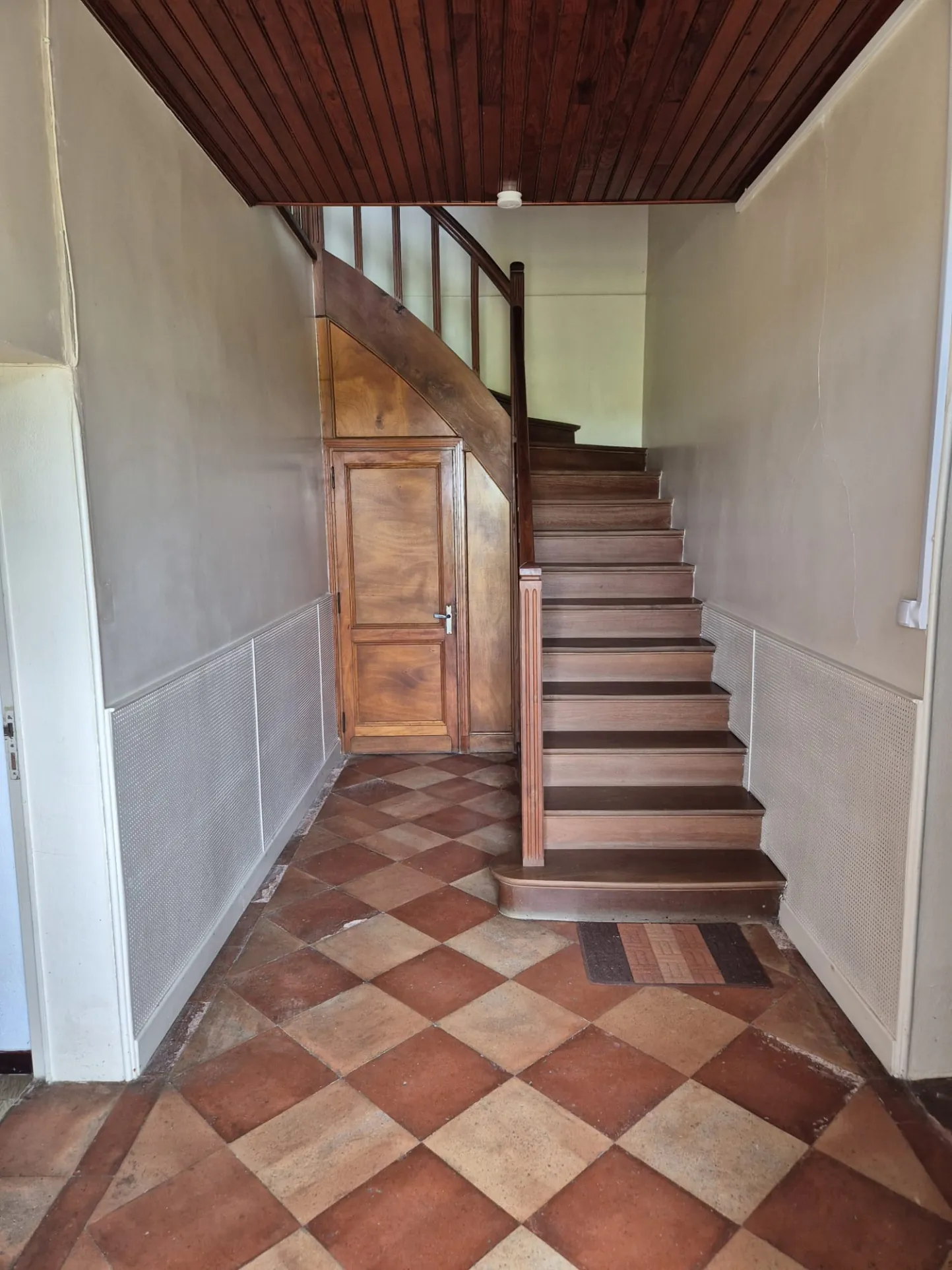 Spacieuse maison en pierre avec grand terrain et dépendances à Loubens 