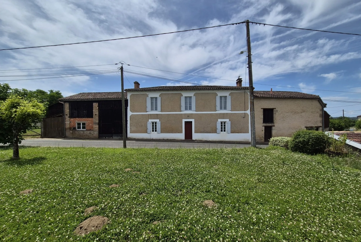 Spacieuse maison en pierre avec grand terrain et dépendances à Loubens 
