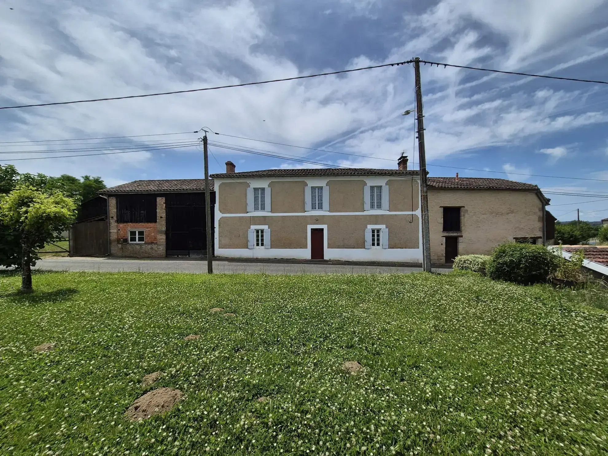 Spacieuse maison en pierre avec grand terrain et dépendances à Loubens 