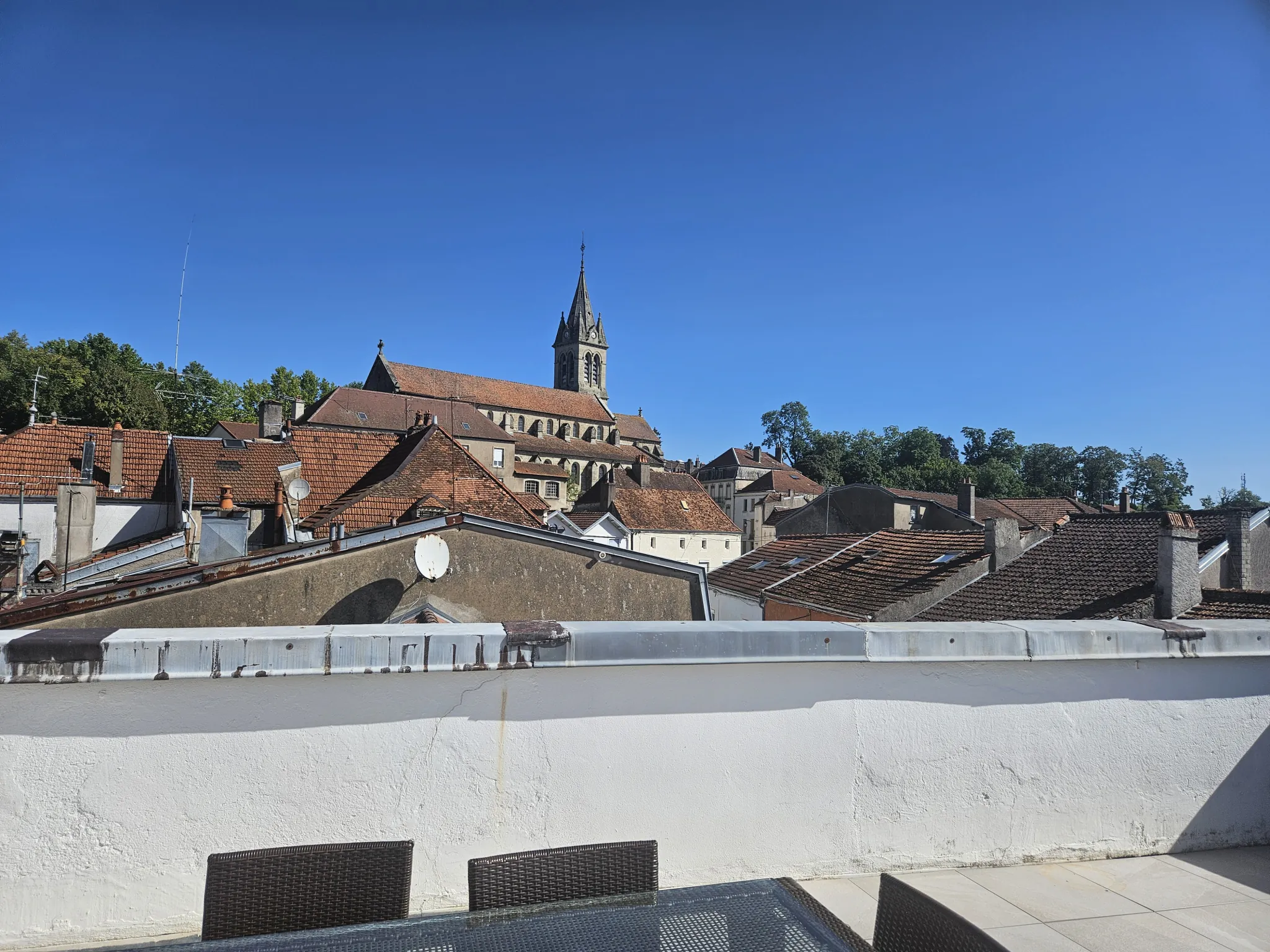 Immeuble de prestige de 106 m² à Bourbonne-les-Bains, idéal pour investissement locatif 