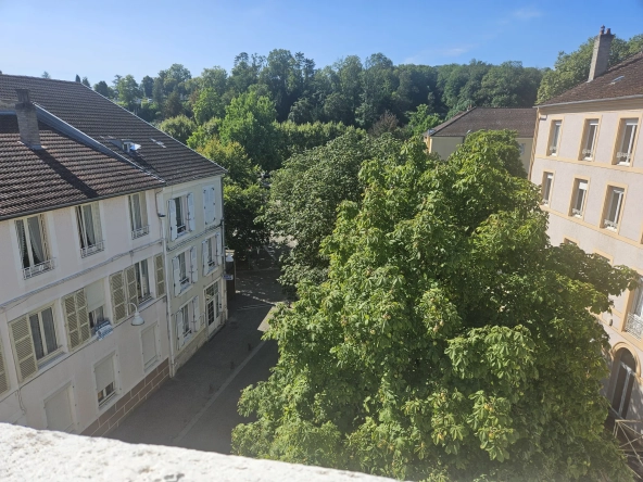 Immeuble de prestige de 106 m² à Bourbonne-les-Bains, idéal pour investissement locatif
