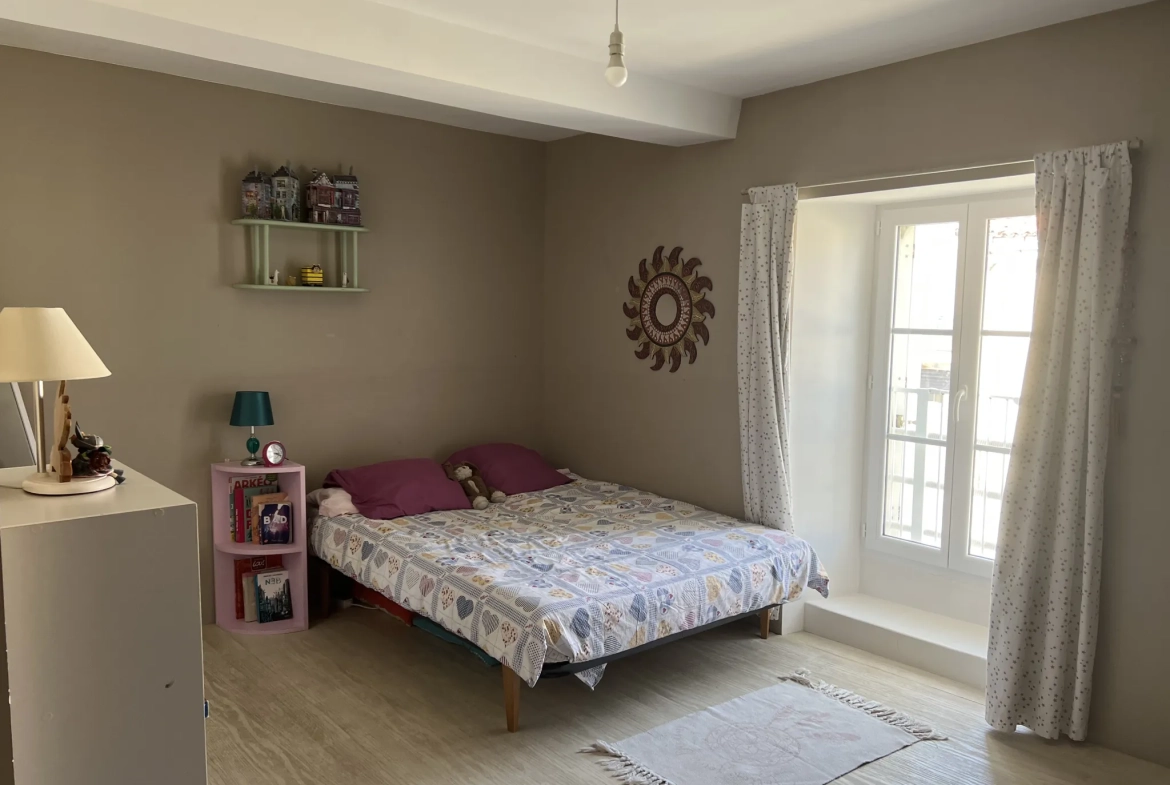 Maison en pierre rénovée à Saint Jean d’Hermine avec grand jardin et 4 chambres 