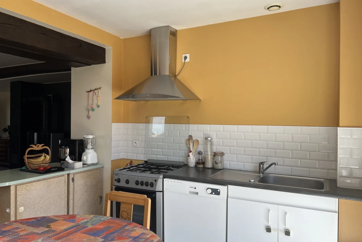Maison en pierre rénovée à Saint Jean d’Hermine avec grand jardin et 4 chambres 