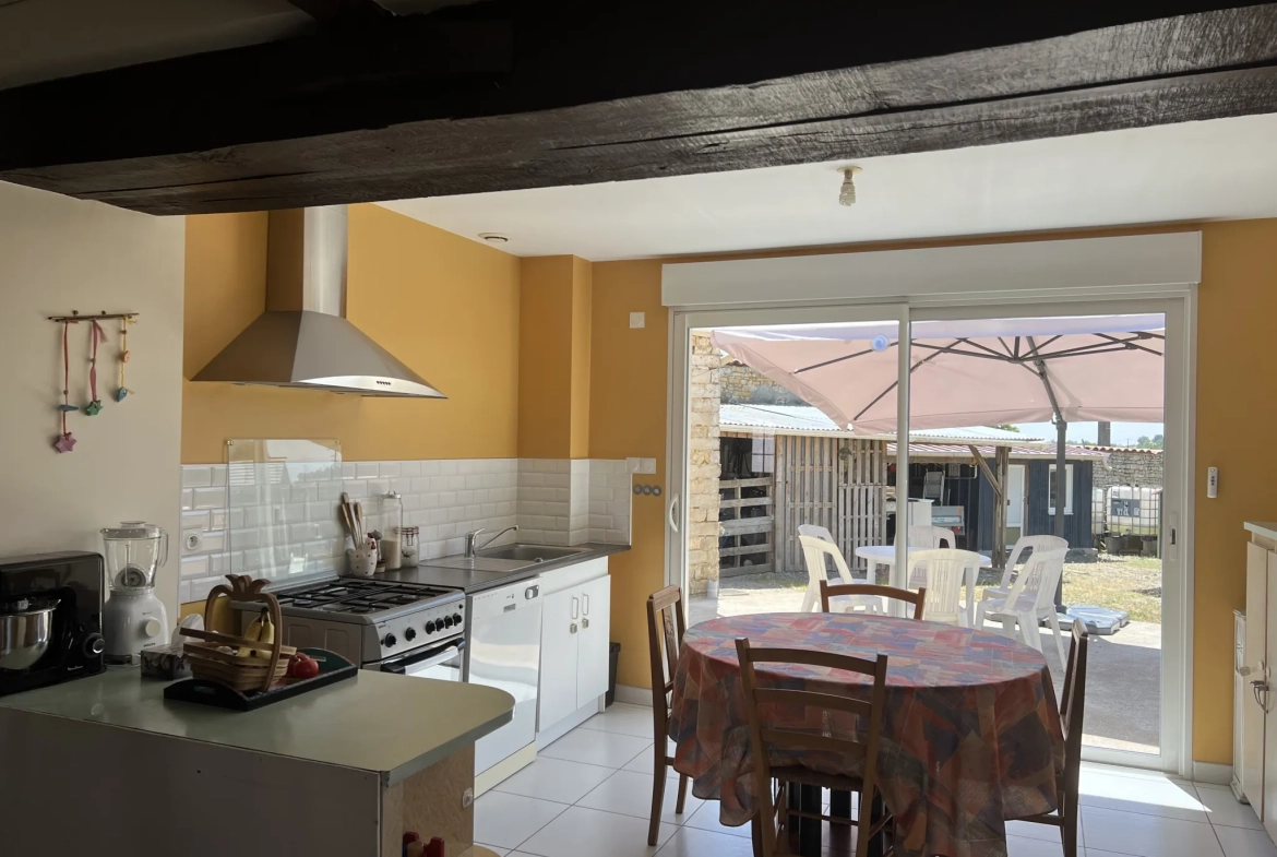Maison en pierre rénovée à Saint Jean d’Hermine avec grand jardin et 4 chambres 