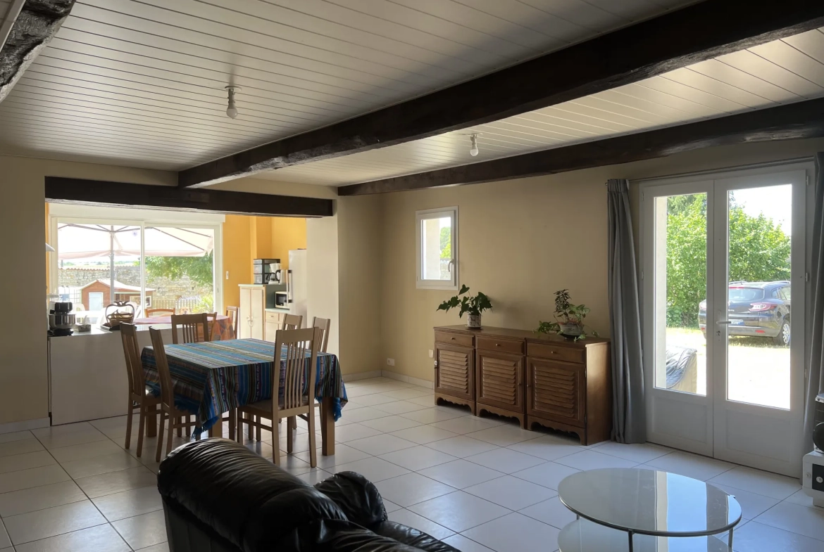 Maison en pierre rénovée à Saint Jean d’Hermine avec grand jardin et 4 chambres 