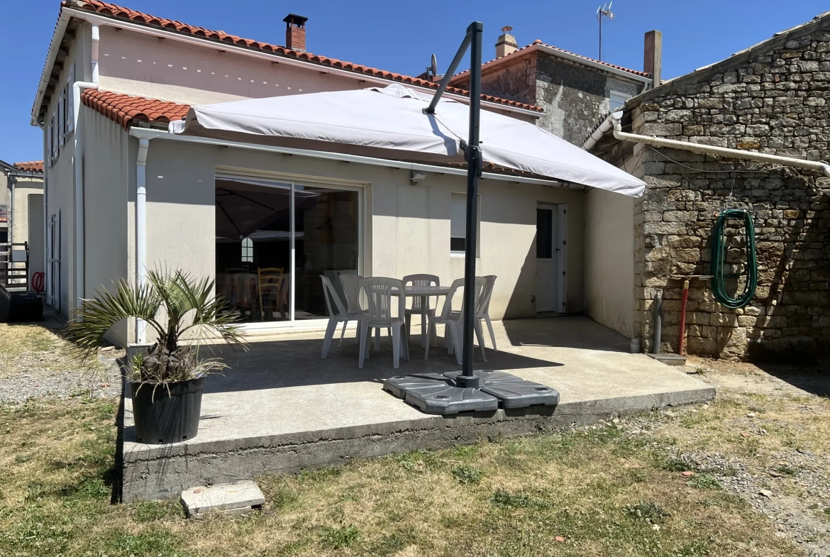 Maison en pierre rénovée à Saint Jean d’Hermine avec grand jardin et 4 chambres 