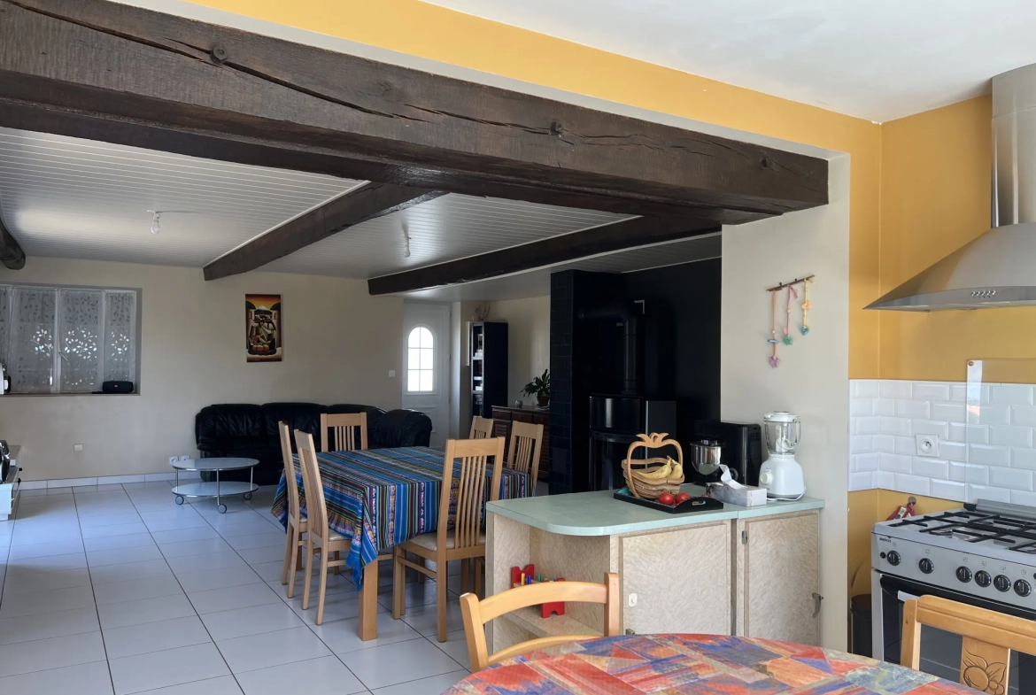Maison en pierre rénovée à Saint Jean d’Hermine avec grand jardin et 4 chambres 