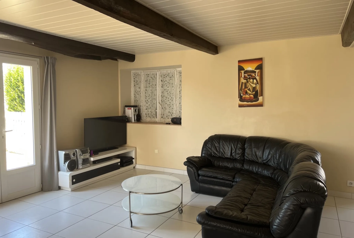 Maison en pierre rénovée à Saint Jean d’Hermine avec grand jardin et 4 chambres 