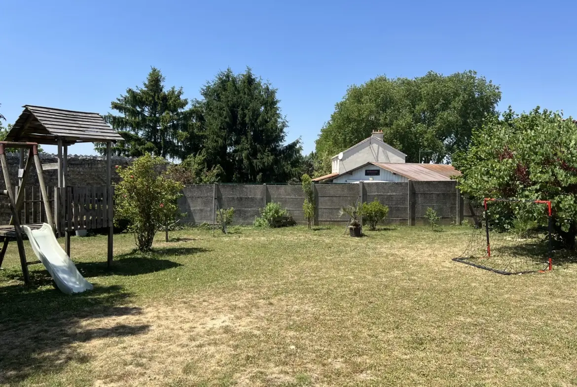 Maison en pierre rénovée à Saint Jean d’Hermine avec grand jardin et 4 chambres 