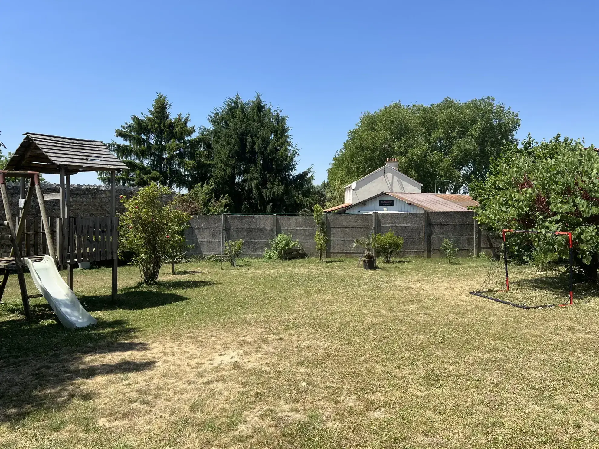 Maison en pierre rénovée à Saint Jean d’Hermine avec grand jardin et 4 chambres 
