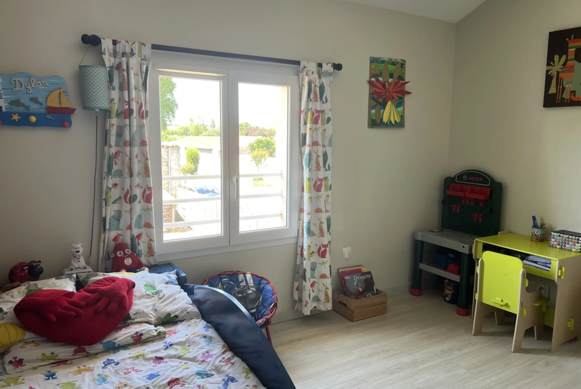 Maison en pierre rénovée à Saint Jean d’Hermine avec grand jardin et 4 chambres 
