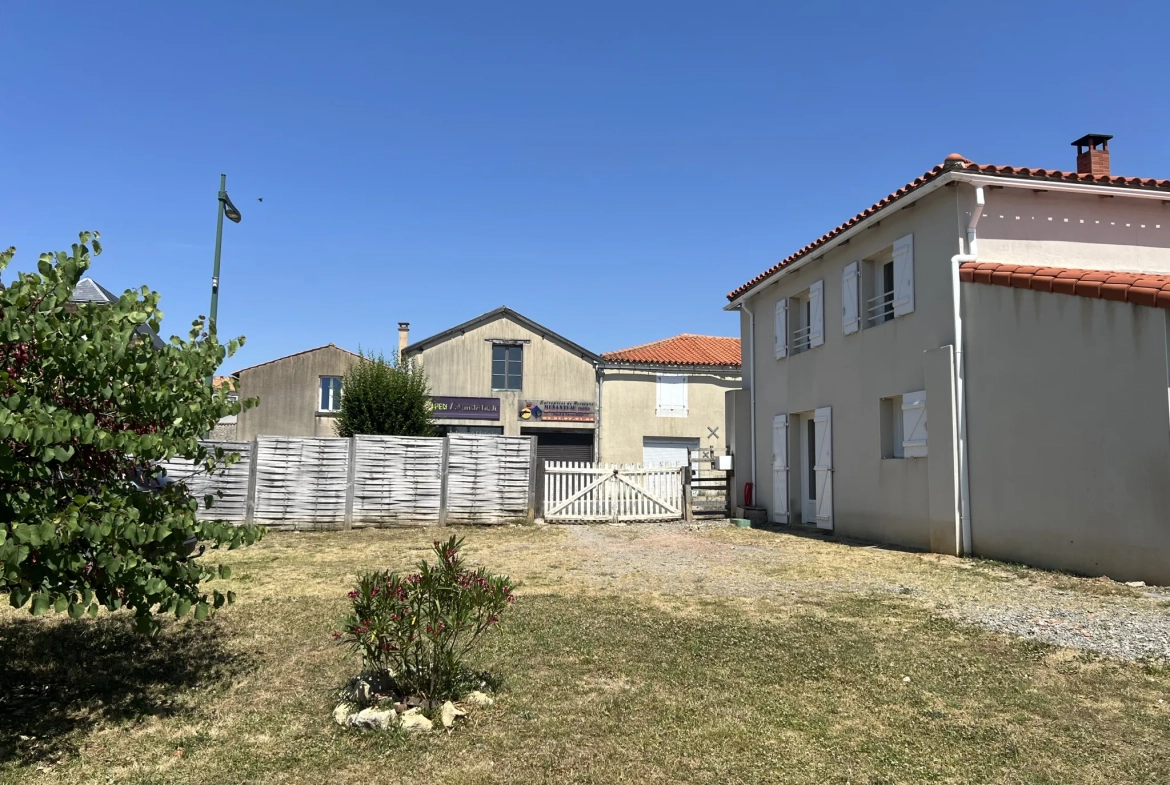 Maison en pierre rénovée à Saint Jean d’Hermine avec grand jardin et 4 chambres 