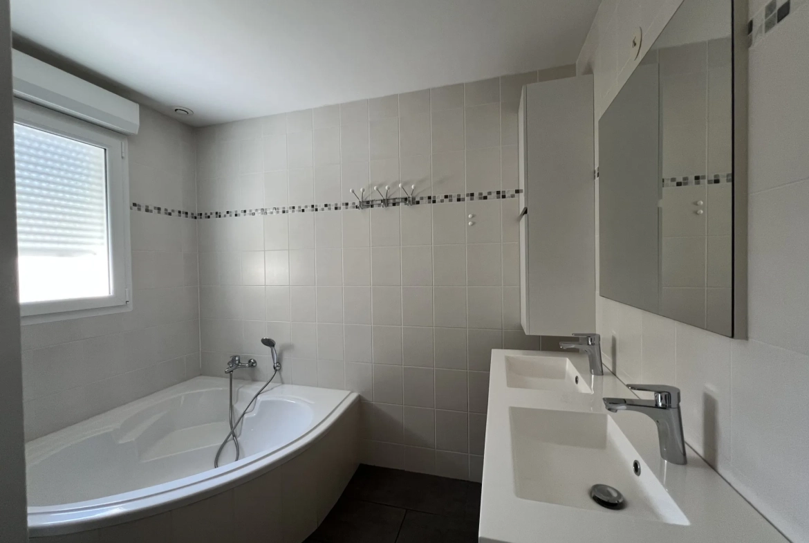 Maison en pierre rénovée à Saint Jean d’Hermine avec grand jardin et 4 chambres 