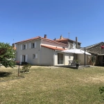 Maison en pierre rénovée à Saint Jean d’Hermine avec grand jardin et 4 chambres