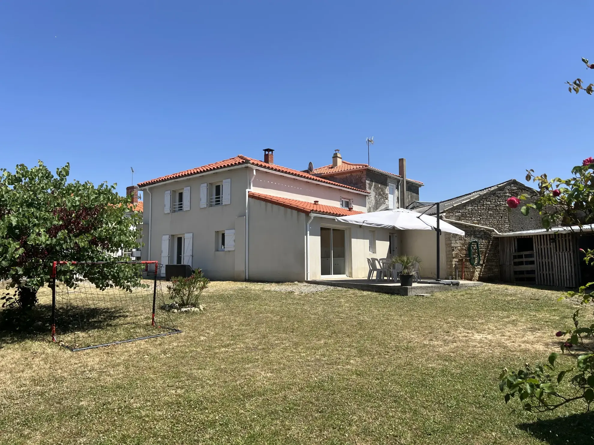 Maison en pierre rénovée à Saint Jean d’Hermine avec grand jardin et 4 chambres 