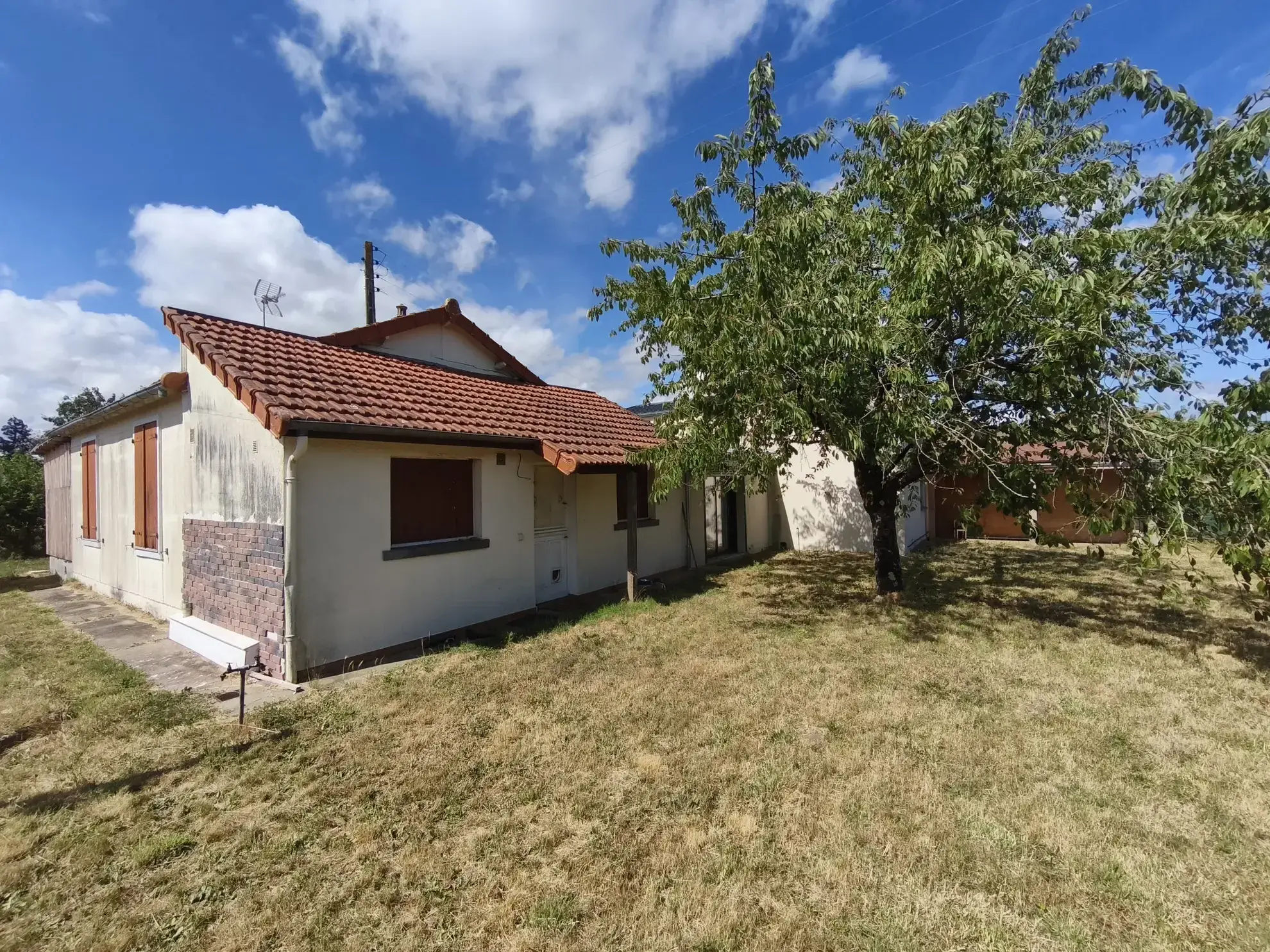 Charmante maison de 125 m² à La Suze-sur-Sarthe avec terrain arboré et garage 