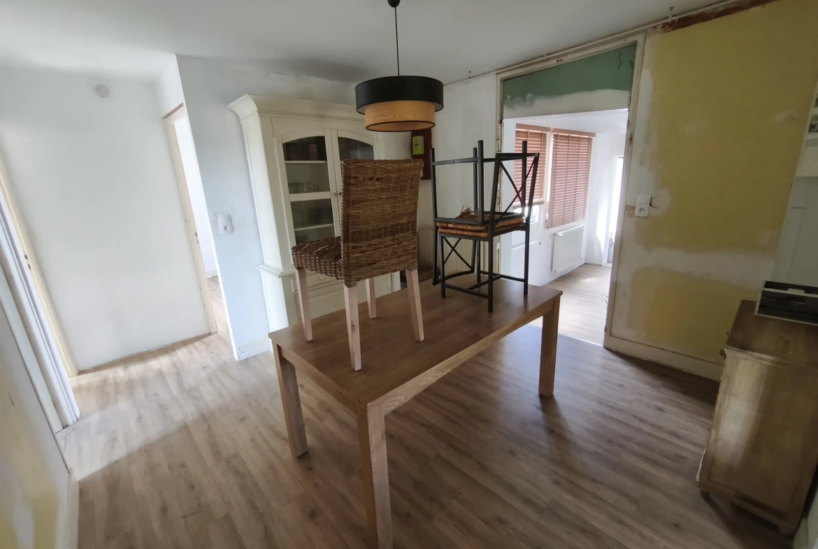 Charmante maison de 125 m² à La Suze-sur-Sarthe avec terrain arboré et garage 