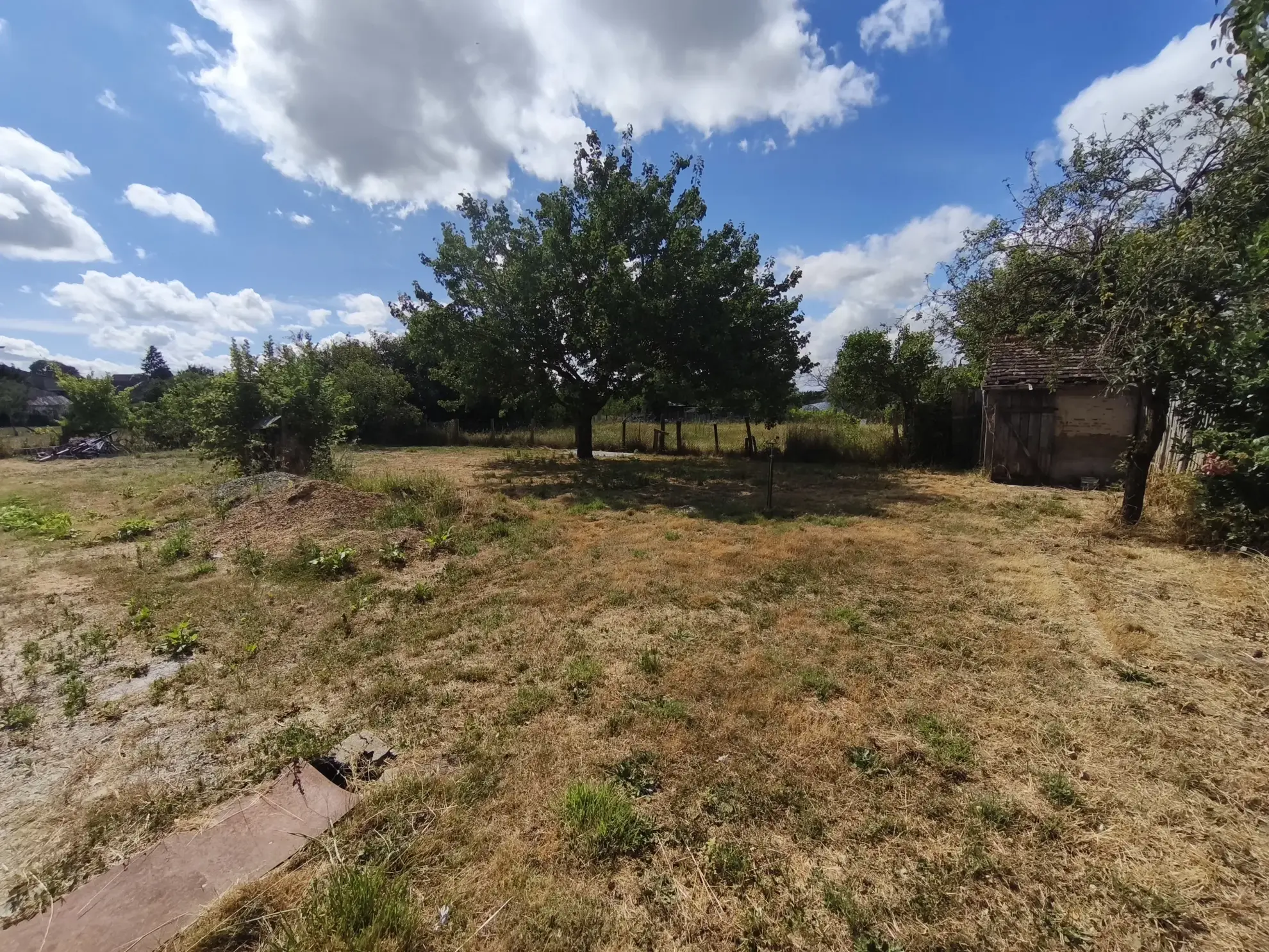 Charmante maison de 125 m² à La Suze-sur-Sarthe avec terrain arboré et garage 